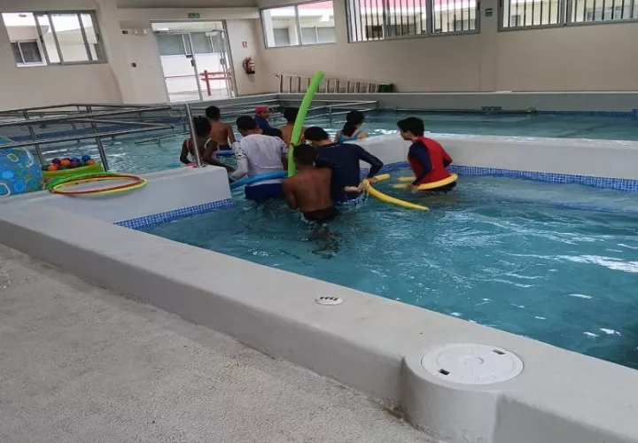 Los estudiantes reciben clases de nado.