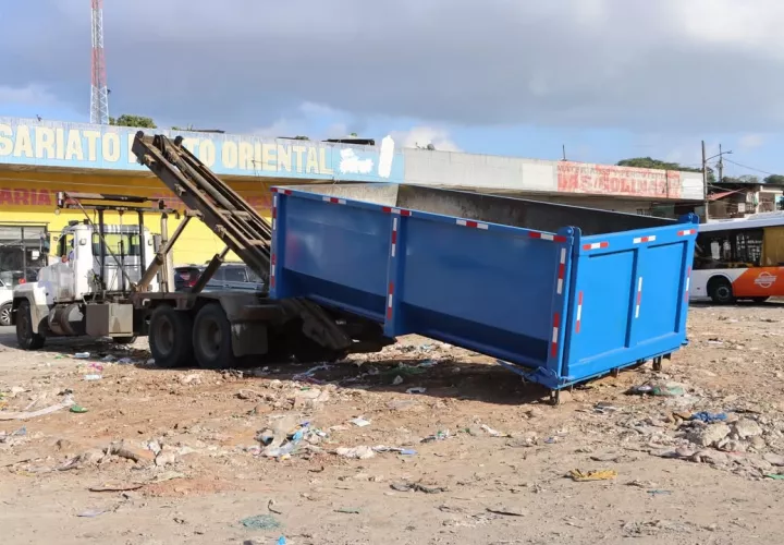 AAUD instala nuevas cajas roll on roll off para reforzar recolección de basura en San Miguelito. /Foto: Cortesía