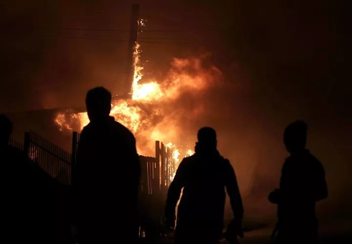 Por su abrupta topografía, sus extensos bosques y su clima, Chile siempre ha tenido incendios, pero su frecuencia e intensidad aumentó a partir de 2010.  Foto: EFE