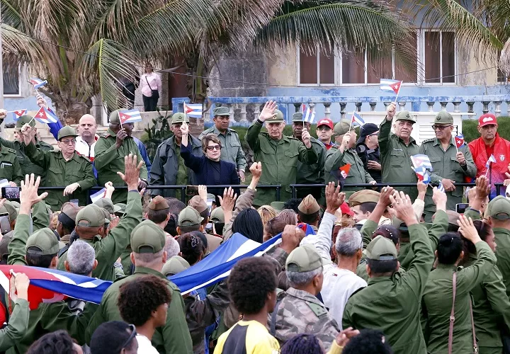 En uno de los actos de tributo a los militares fallecidos en Caracas, el presidente Miguel Díaz-Canel, afirmó que "no hay rendición ni claudicación posible" ante un posible ataque de Estados Unidos. Foto: EFE