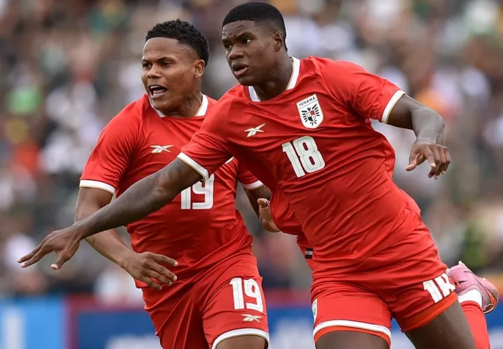 Khaiser Lenis (izq.) y Kadir Barría en la celebración del gol. Foto: FPF