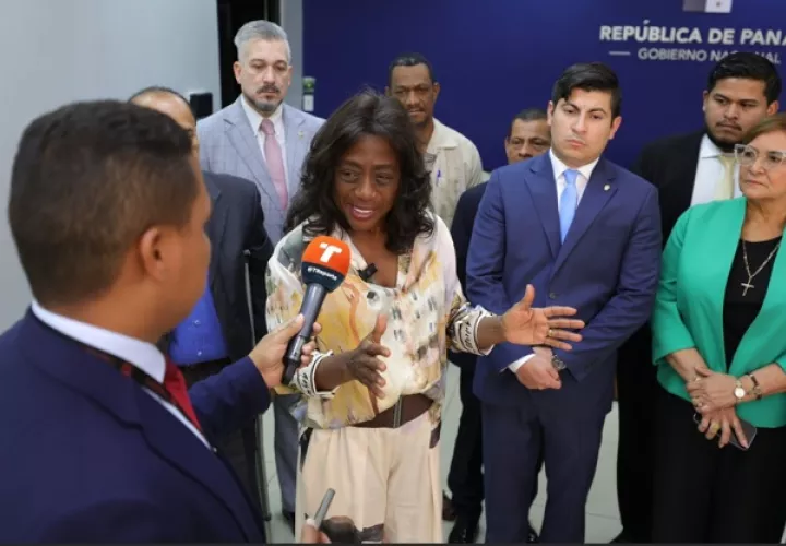La ministra de Educación, Lucy Molinar estuvo en la Asamblea Nacional de Diputados. 