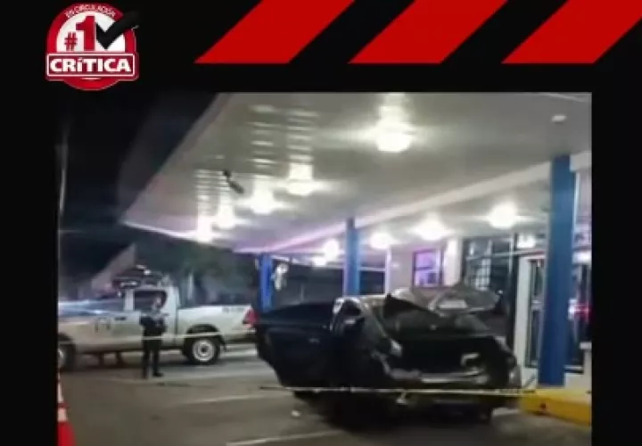 Uno de los delincuentes terminó hospitalizado, luego de que el afectado chocara su vehículo contra el auto en el que se movilizaban los antisociales.