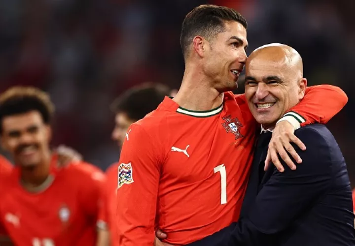 Cristiano Ronaldo (i) y el seleccionador de Portugal, el español Roberto Martínez (d).