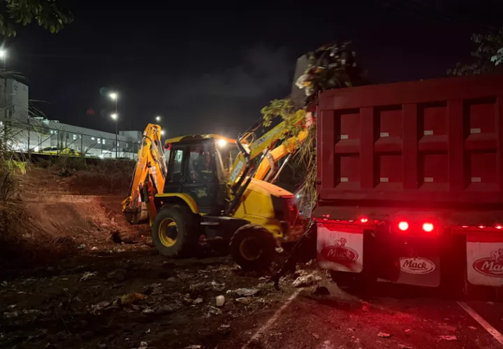 Incrementan los operativos nocturnos de recolección de basura en el distrito de Colón.
