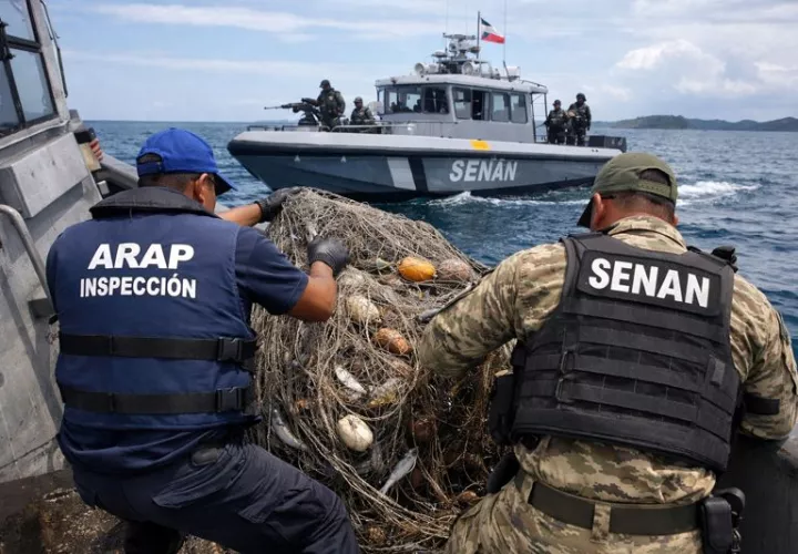 La Resolución Administrativa N°086 de 12 de agosto de 2011, que establece en su Artículo Segundo que todos los buques de pesca deben mantener sus artes de pesca adheridos a la embarcación.