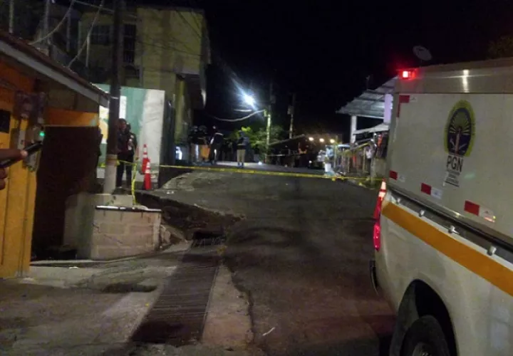 El joven quedó boca abajo, en la orilla de la calle.  /  Foto: Alexander Santamaría