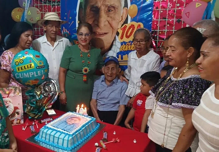 José Inés Avilés, rodeado de familiares cumplió 104 años de edad. Foto. Melquíades Vásquez