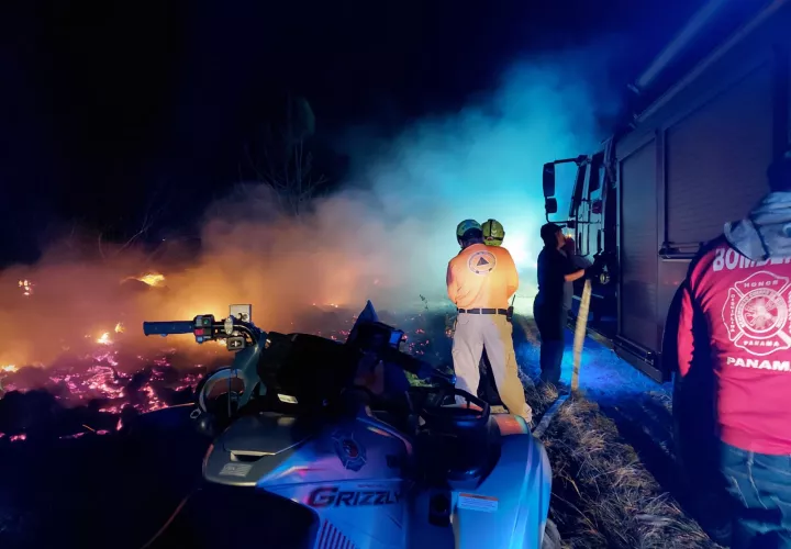 El incendio fue reportado a eso de las 7:30 p.m. del lunes. 