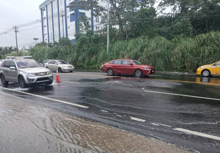 Se cerró la válvula de agua para evitar un daño mayor en la capa asfáltica en esta vía recién rehabilitada por el Ministerio de Obras Públicas.