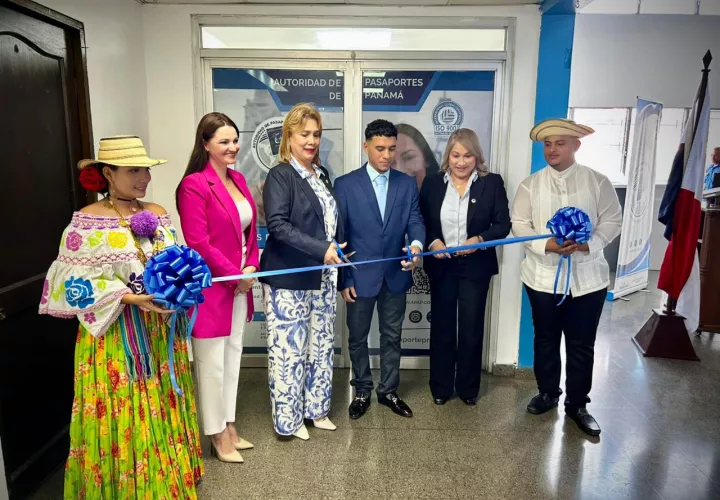 El acto de reapertura incluyó el corte de cinta junto a la gobernadora Marcela Madrid Guerra, el director provincial Geronhe Cubilla y la subadministradora Joyce García. 