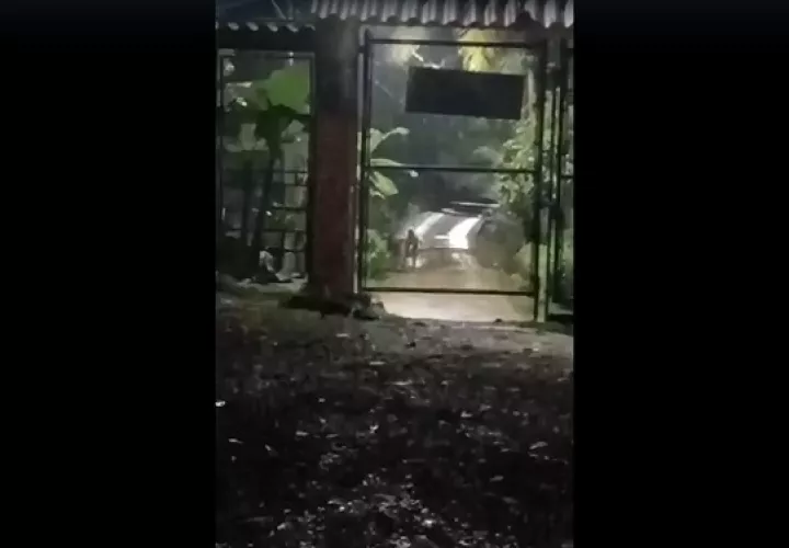 Uno de los involucrados fue captado deteriorando el puente.  /  Captura de video