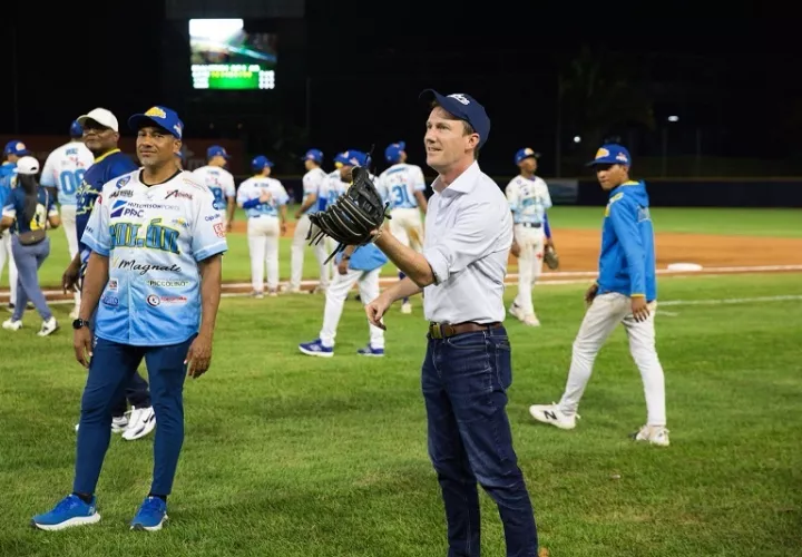 el tradicional lanzamiento de honor, que estuvo a cargo de John Dean, gerente general de Cobre Panamá. /Foto: Cortesía