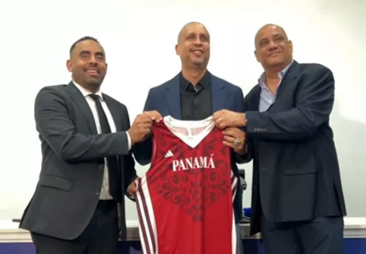 Nelson Colón (c) junto al presidente y fiscal de la Fepaba, Abdiel Blanco hijo y Osvaldo Hernández respectivamente. 