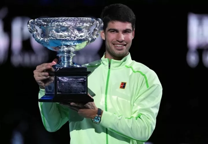El español Carlos Alcaraz sostiene el trofeo de campeón del Abierto de Australia. Foto: EFE