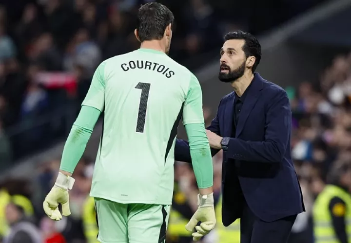 El recién nombrado técnico interino del Real Madrid, Álvaro Arbeloa (der.), tendrá que hacer ajustes en sus alineaciones tras la baja del inglés Jude Bellingham.
