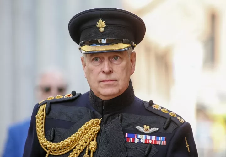 Mientras tanto, el expríncipe guarda silencio. Este sábado fue fotografiado montando a caballo en Windsor junto a otra persona mientras él mira fijamente a la cámara, consciente que todos los ojos están puestos en él.  Foto. EFE