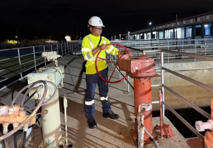 Muchos residentes se vieron afectados por la falta de agua potable por más de 18 horas. 