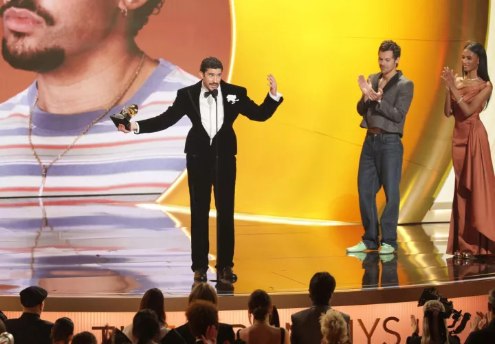 Bad Bunny (C) recibió su Grammy al álbum del año. /Foto: EFE