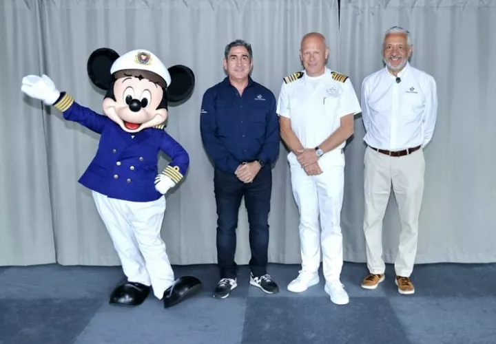 En reconocimiento a su tránsito inaugural, el administrador del Canal, Ricaurte Vásquez Morales, entregó una placa de reconocimiento a la embarcación, durante su paso por las esclusas de Agua Clara, en la provincia de Colón. La operación evidenció la capacidad del Canal para gestionar tránsitos de gran capacidad con precisión y confiabilidad. Foto. ACP