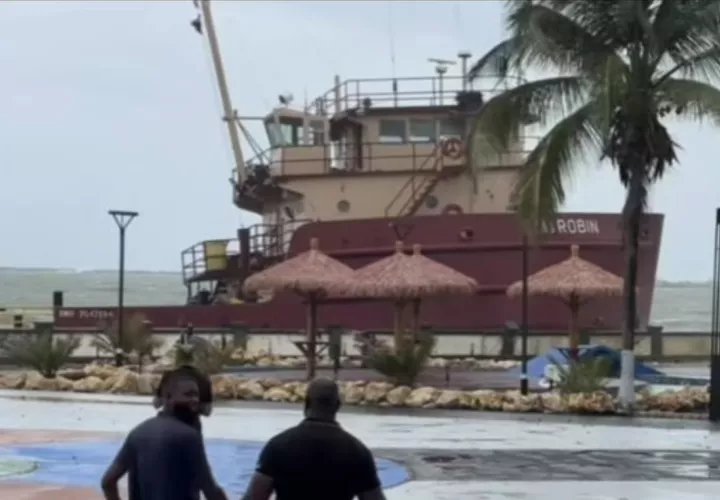 Un barco encalló primero en la tarde y el segundo, un granelero con 10 tripulantes.