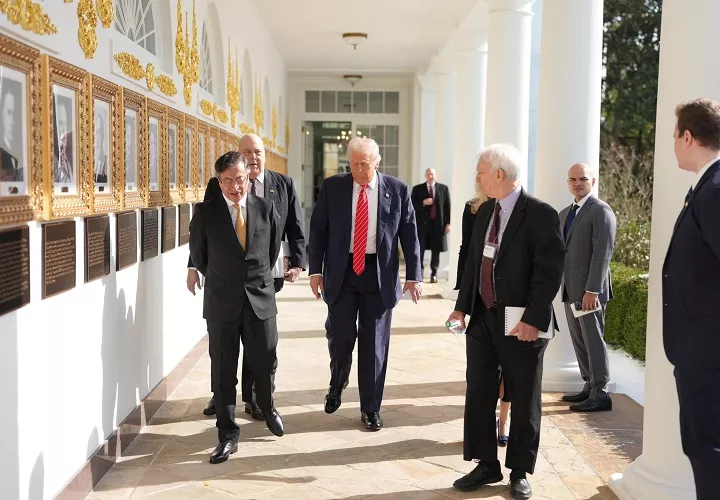 Donald Trump y Gutavo Petro caminan por el área del ala Este de la Casa Blanca. Foto. Presidencia de Colombia