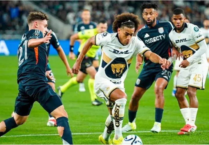 Adalberto 'Coco' Carrasquilla conduce el balón en el partido de la Copa de Campeones de la Concacaf ante el San Diego FC.