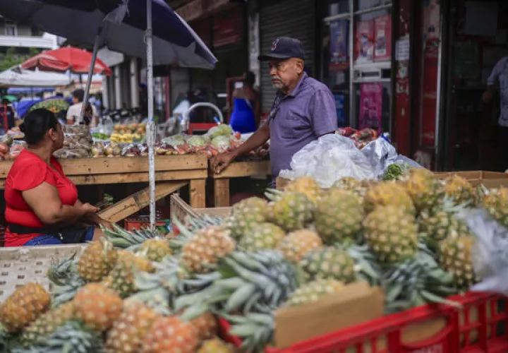 Personas venden verduras en la avenida Central este miércoles, en Ciudad de Panamá (Panamá). Foto: EFE