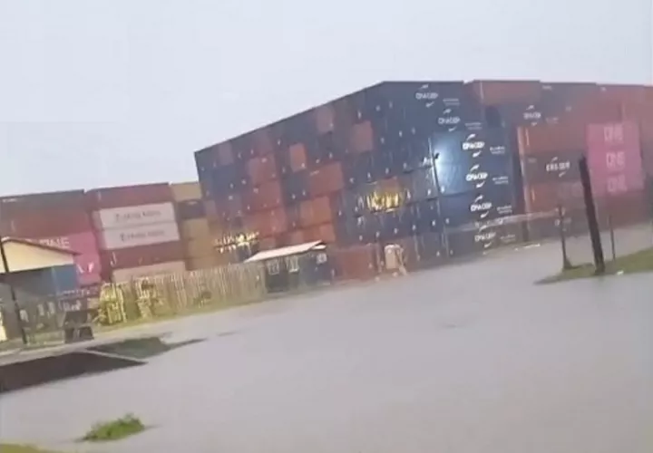 Una de las carreteras afectadas es la vía Randolph, que amaneció inundada, afectando el movimiento comercial en esta área.  /  Foto: Diómedes Sánchez