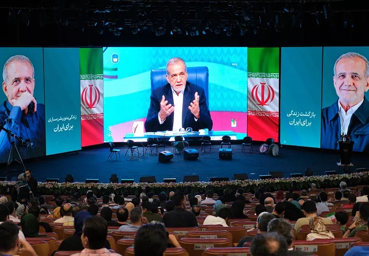 El presidente de Irán, Masud Pezeshkian, en un mensaje en la red social X, dijo que "El diálogo ha sido siempre nuestra estrategia para resolver los asuntos de manera pacífica”. Foto. EFE