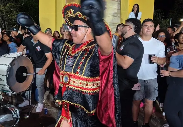 Tras recibir el alta médica hace unos días, el carismático animador Simón Chen, conocido como “La Tinto”, sorprendió al público al integrarse en la práctica de las tonadas de su tuna, Calle Abajo, en la Villa de Los Santos. Foto. Thays Domínguez