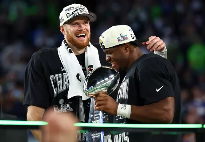 Sam Darnold (izq.) y Kenneth Walker III.