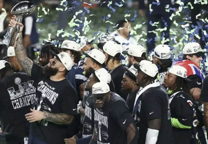 Los jugadores de Seattle Seahawks levantan el trofeo de campeones.