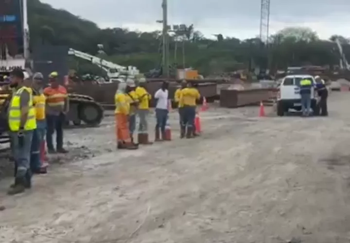 Paralización de labores de trabajadores del Cuarto Puente. 