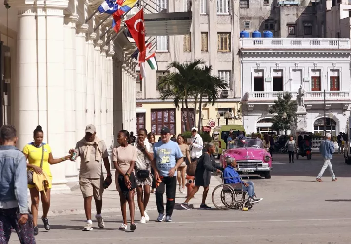 Según informó este lunes el servicio de prensa de la Unión de la Industria Turística Rusa, en estos momentos en la nación caribeña se encuentran alrededor de 4.000 turistas rusos y todos los vuelos previstos se efectúan con normalidad. Foto. EFE