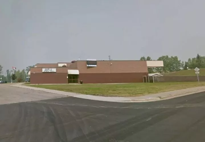 Escuela de secundaria en Tumbler Ridge, Canadá en la que al menos diez personas murieron este martes cuando una persona disparó. Foto. EFE