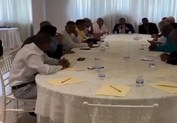 Los ediles protestaron en las inmediaciones de la Tesorería Municipal exigiendo el pago de subsidios adeudados. Foto. Diómedes Sánchez