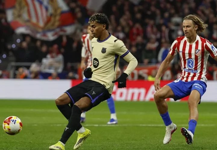 Marcos Llorente (der.) defiende a Lamine Yamal. Foto: EFE