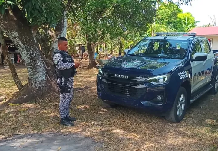 El hombre intentaba alcanzar unos cocos cuando ocurrió el terrible accidente. 