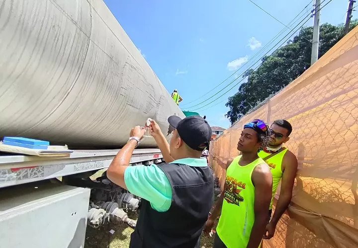 En el recorrido, el personal de saneamiento ambiental verificó el agua de los carros cisterna para comprobar la adecuada cloración. Foto. Diómedes Sánchez