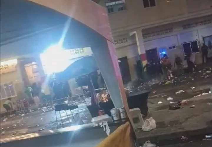 El hecho ocurrió en medio de una represión a comparsas que querían extender el festejo hasta la media noche.  /  Imagen: Captura de video