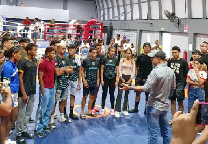 Roberto Monterrey, presidente de la Federación Panameña de Lucha Olímpica, junto a los seleccionados de la categoría U-17. Foto: Cortesía