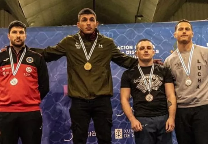 Ángel Cortés (2do de izq. a der.), ganó una competencia en España.