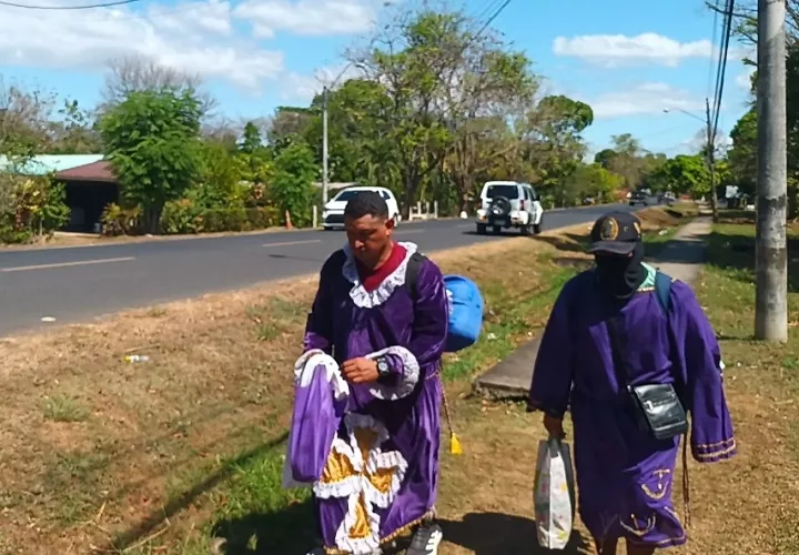 La procesión no solo es un acto religioso, sino también una expresión colectiva de esperanza, alegría y agradecimiento por los milagros recibidos. Foto. Melquíades Vásquez