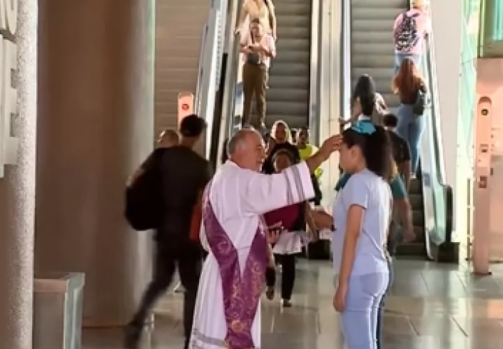 La Iglesia Católica salió este miércoles a buscar a los fieles donde están: terminales de transporte y centros comerciales. 