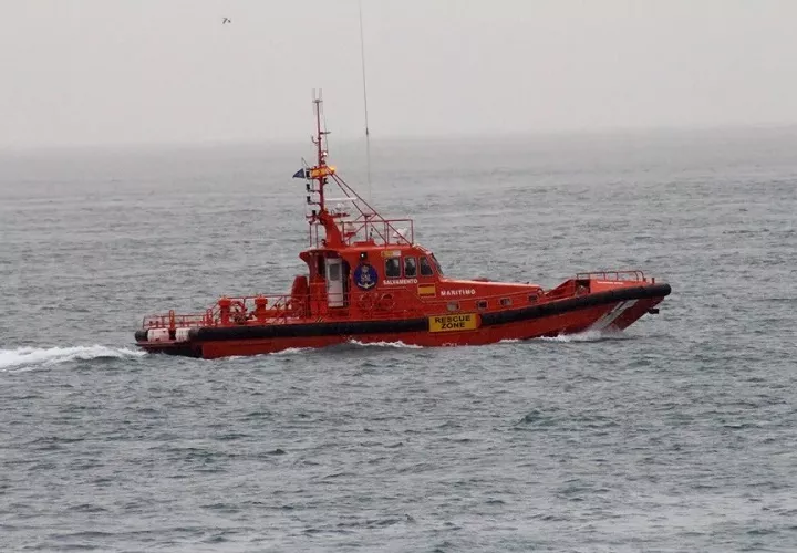 Se han recuperado nueve cuerpos en Sicilia, entre Pantelleria y Trapani, y cuatro más en la costa tirrena de Calabria, flotando en el mar. Foto. EFE
