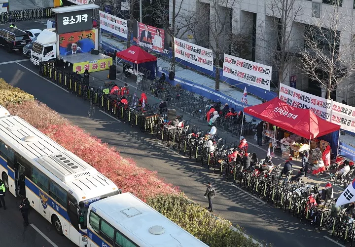 Miles de manifestantes a favor y en contra del expresidente, algunos de estos últimos en lágrimas tras escuchar la sentencia, se concentraron en los alrededores del tribunal. Foto. EFE