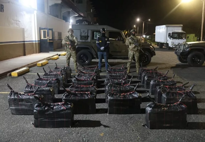 La droga fue ubicada oculta dentro de dos contenedores en un puerto de Colón.  /  Foto: Senan