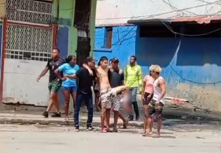 Vecinos auxiliaron a las víctimas y las trasladaron al Santo Tomás.  /  Captura de video: RS