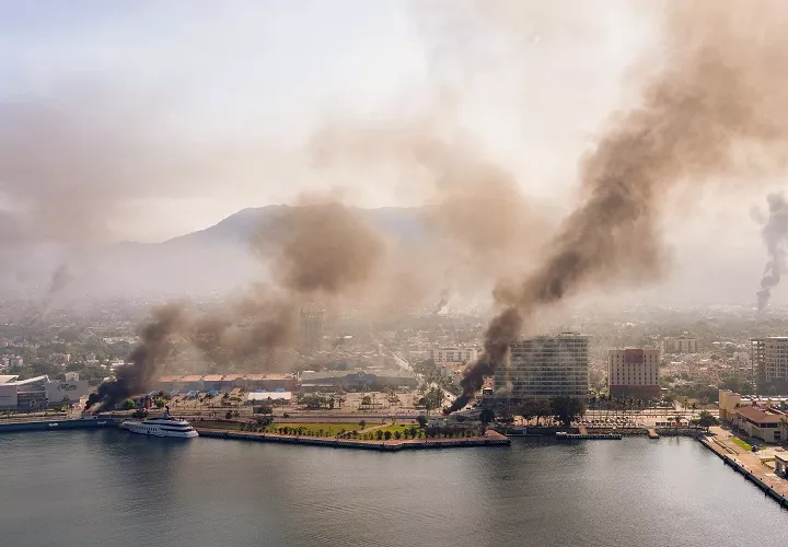 El grupo armado disparó contra las instalaciones y derribó un portón con un vehículo, lo que abrió el acceso y permitió la fuga de los internos. Foto. EFE
